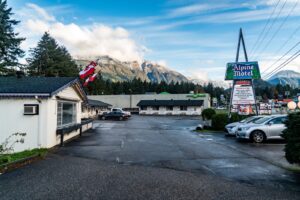 Alpine Motel and its mountain backdrop in Hope