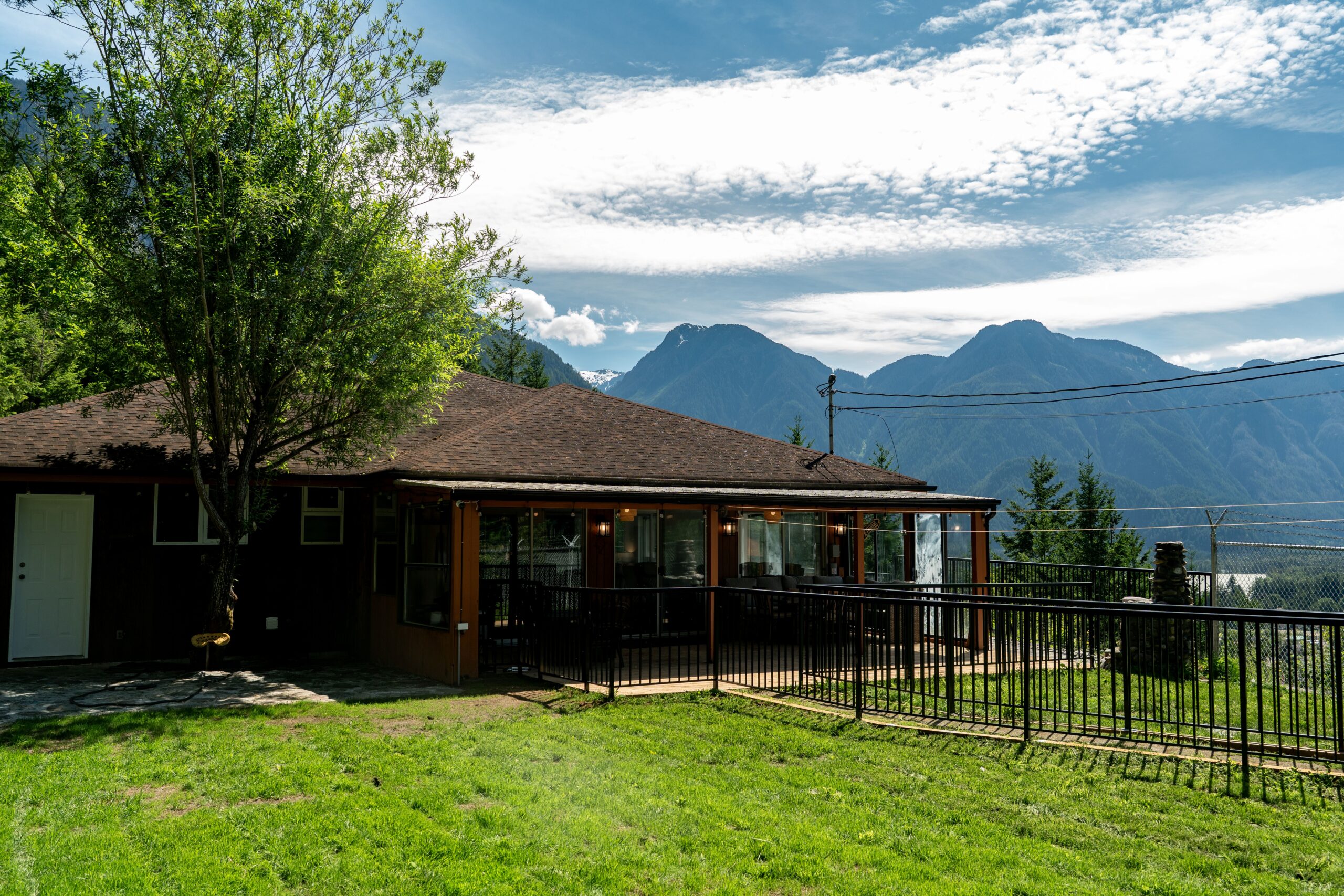 Mountain Retreat Hope bedroom overlooking the mountains