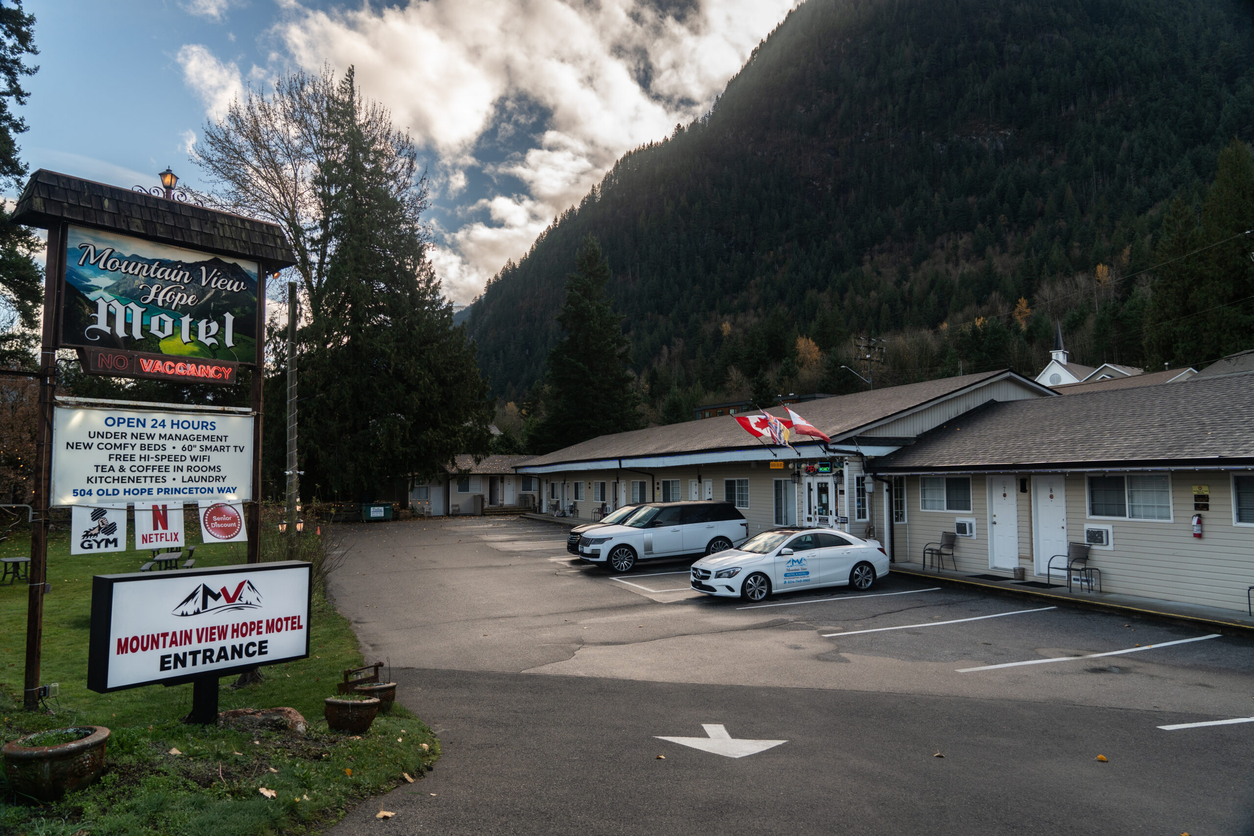 Mountain View Hope Motel with mountain scenery in Hope, British Columbia